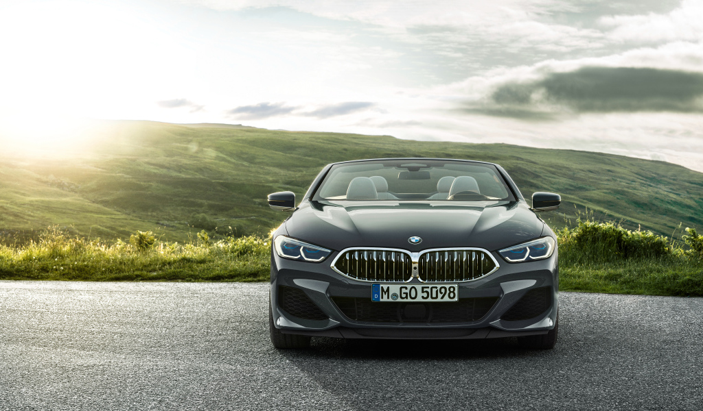 Черный автомобиль BMW M850i, 2018 года в лучах солнца