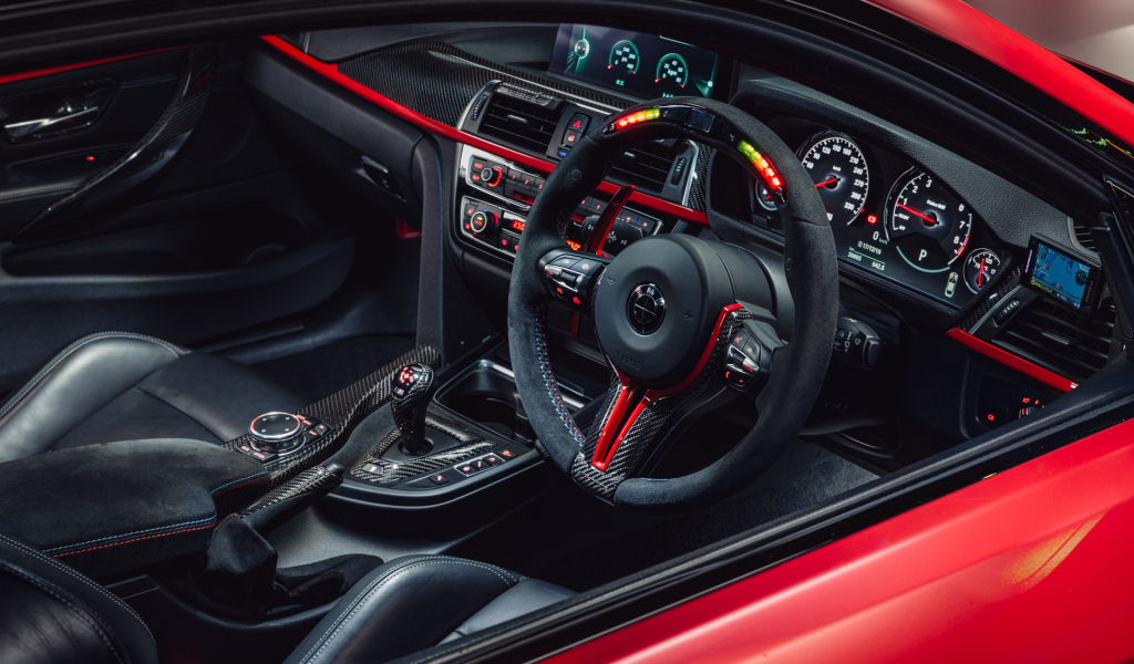 Черный салон красного автомобиля BMW M4 