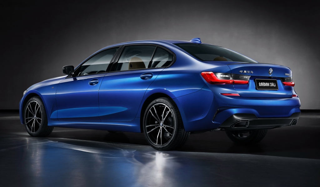 Синий автомобиль BMW 325Li M Sport, вид сзади