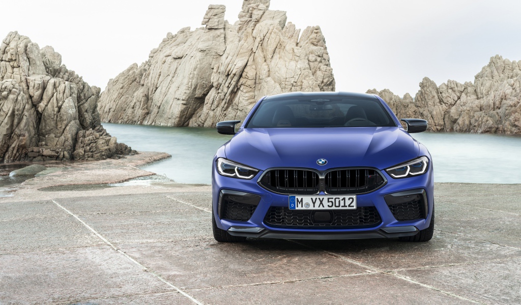 Синий BMW M8 Competition Coupe, 2019 года у воды