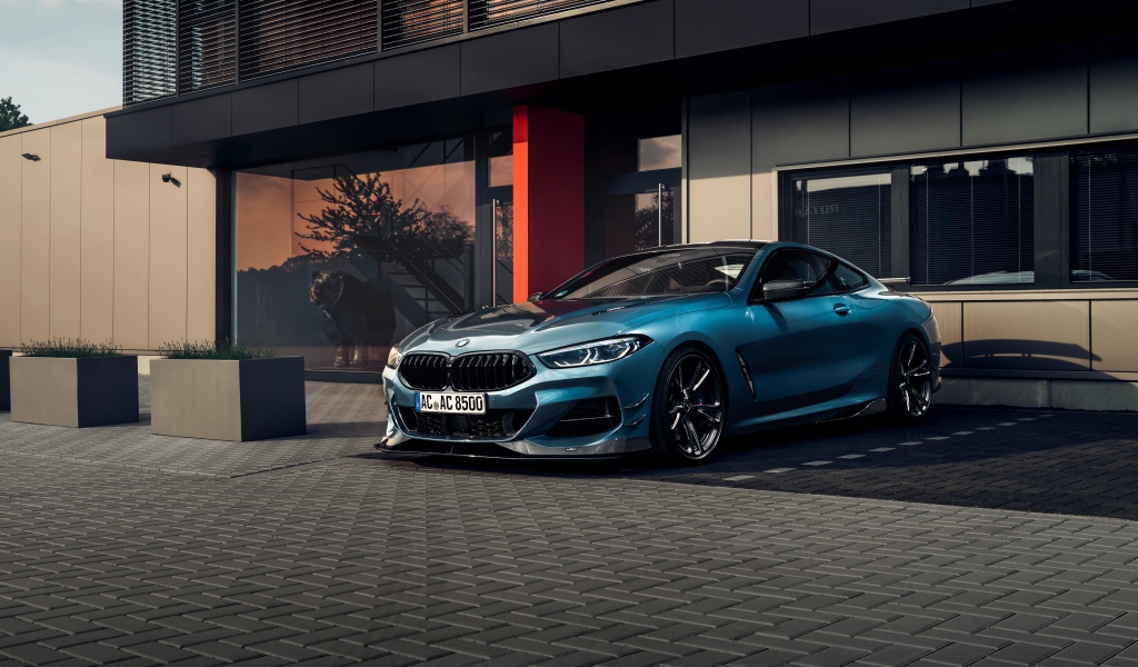 Автомобиль BMW I8 AC Schnitzer ACS8 стоит у дома