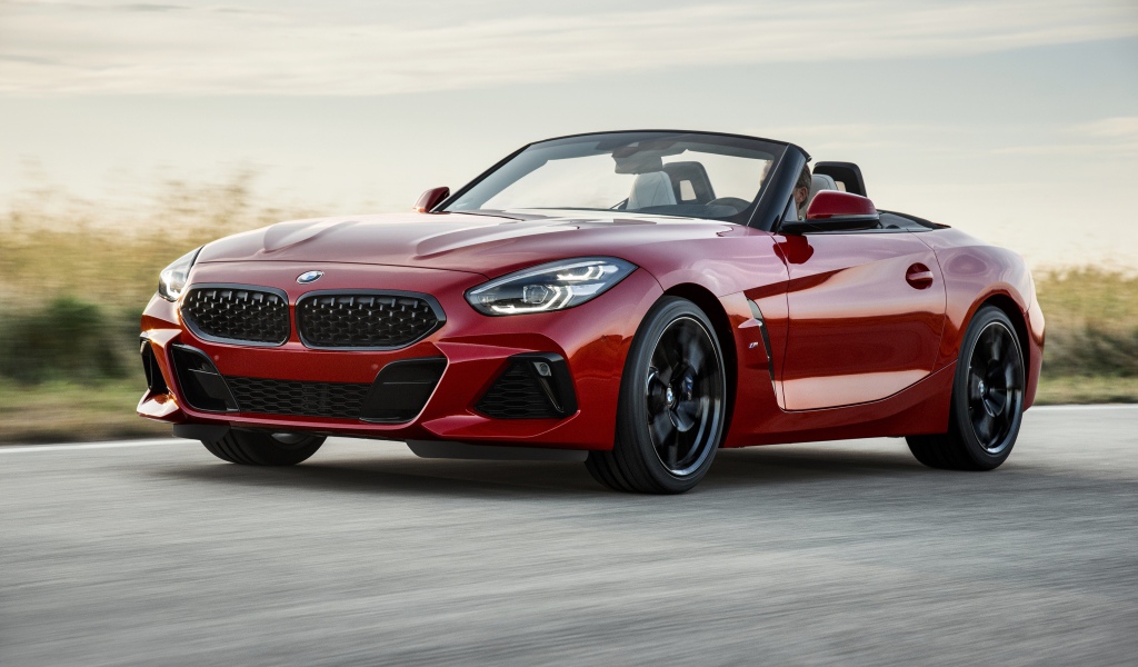 Красный автомобиль кабриолет BMW Z4 на дороге