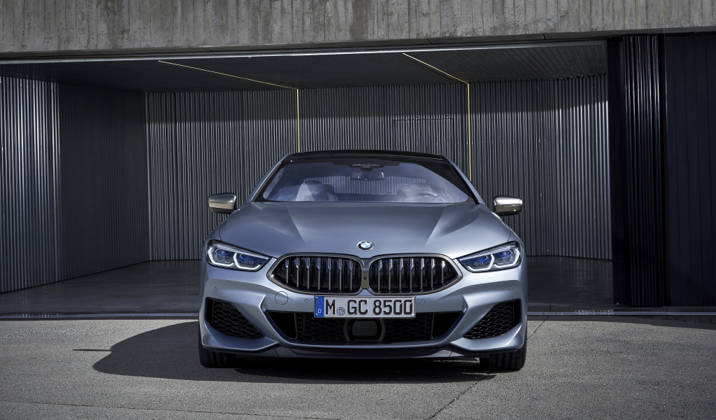 Серебристый автомобиль BMW M850i XDrive, 2019 года в гараже