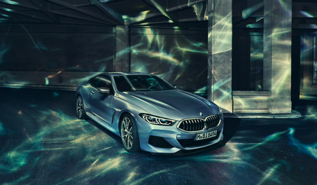 Серебристый автомобиль BMW 8 Series 2019 года 
