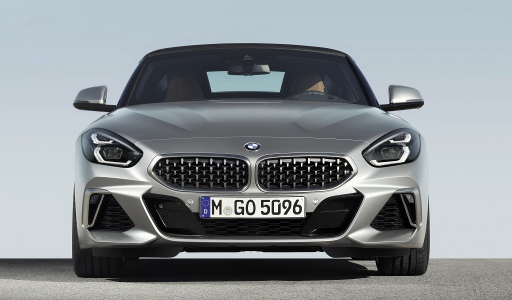 Серебристый автомобиль BMW Z4 вид спереди