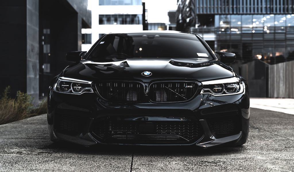 Стильный черный BMW M5 на улице