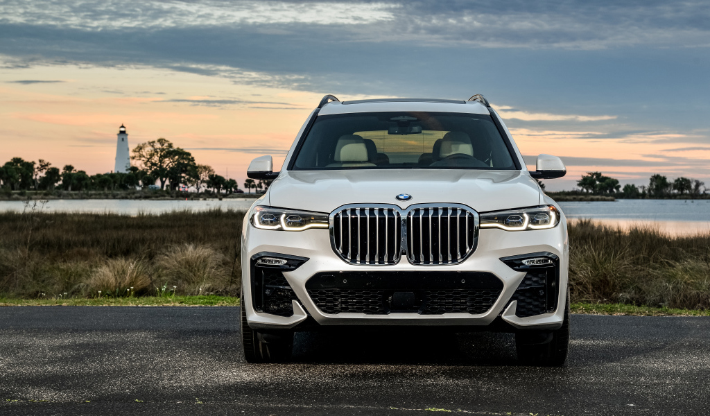 Белый внедорожник BMW X7 XDrive50i M Sport, 2020 года на фоне неба