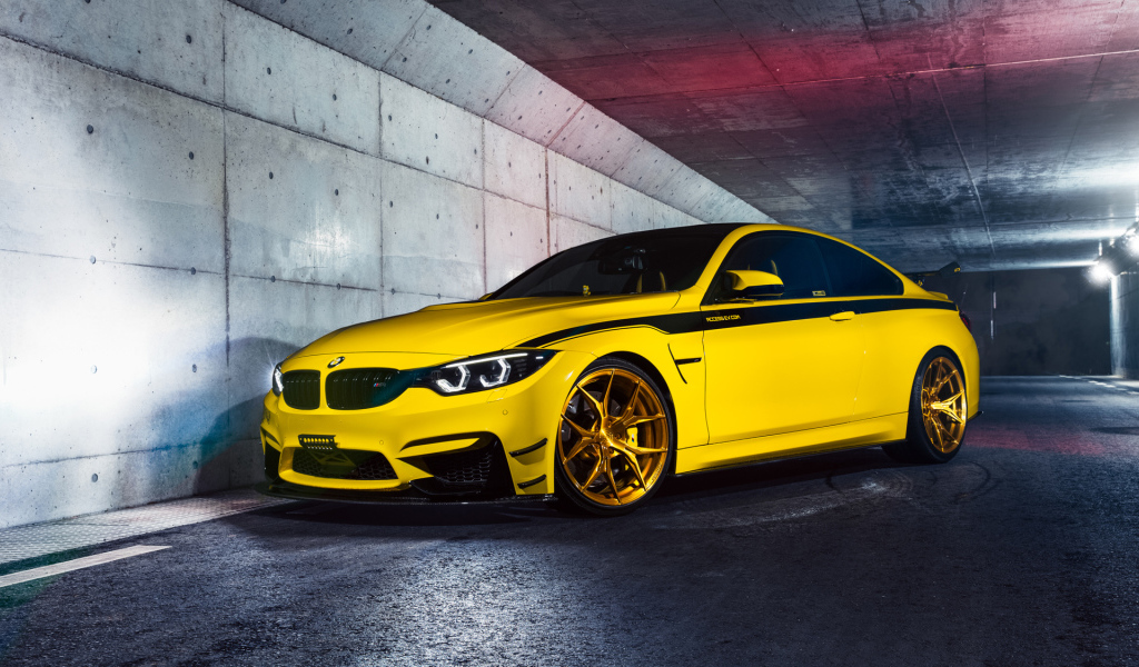 Желтый автомобиль BMW M4 в тоннеле 