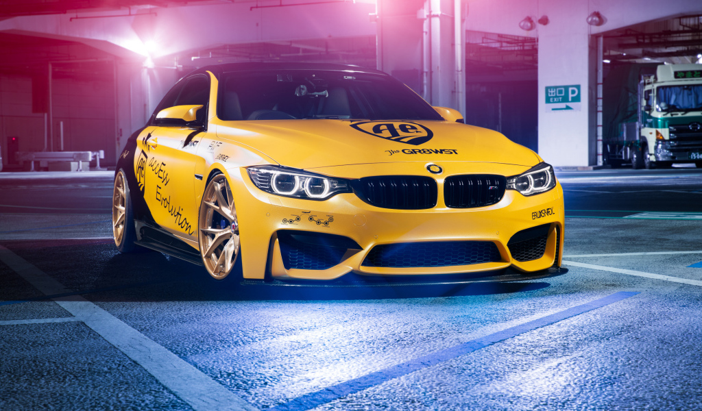 Желтый автомобиль BMW M4 в гараже 