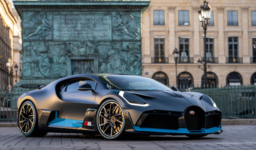 Черный автомобиль Bugatti Divo на улице Парижа