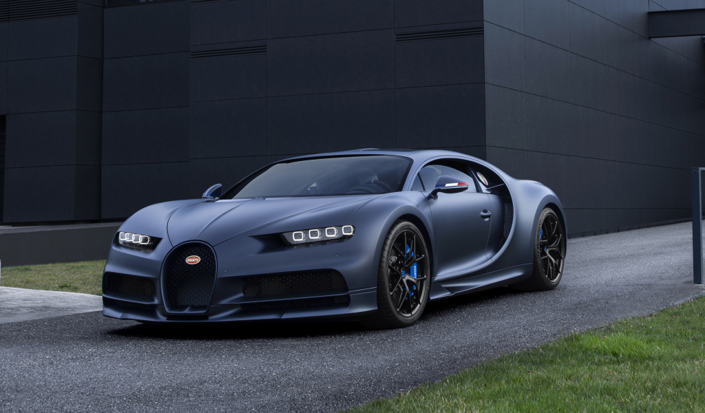 Спортивный автомобиль Bugatti Chiron Sport 110,  2019 года у черного здания 