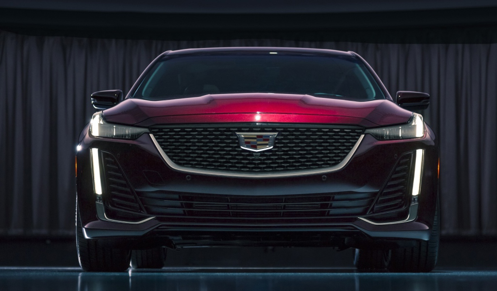 Автомобиль Cadillac CT5, 2020 года вид спереди