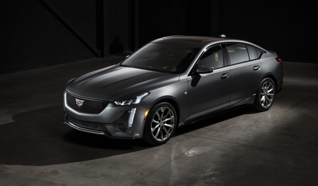 Серебристый автомобиль  Cadillac CT5 Sport, 2020 года 