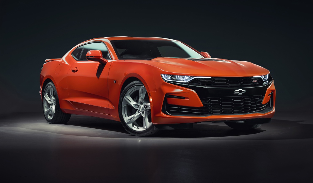 Красный автомобиль Chevrolet Camaro 2SS, 2019 года на сером фоне