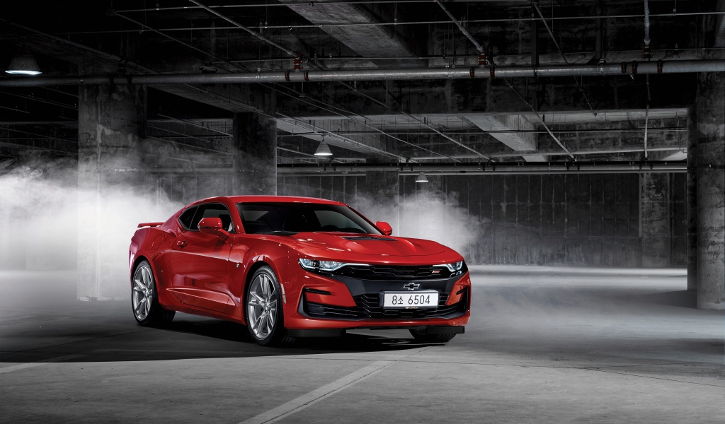 Красный спортивный Chevrolet Camaro SS в гараже