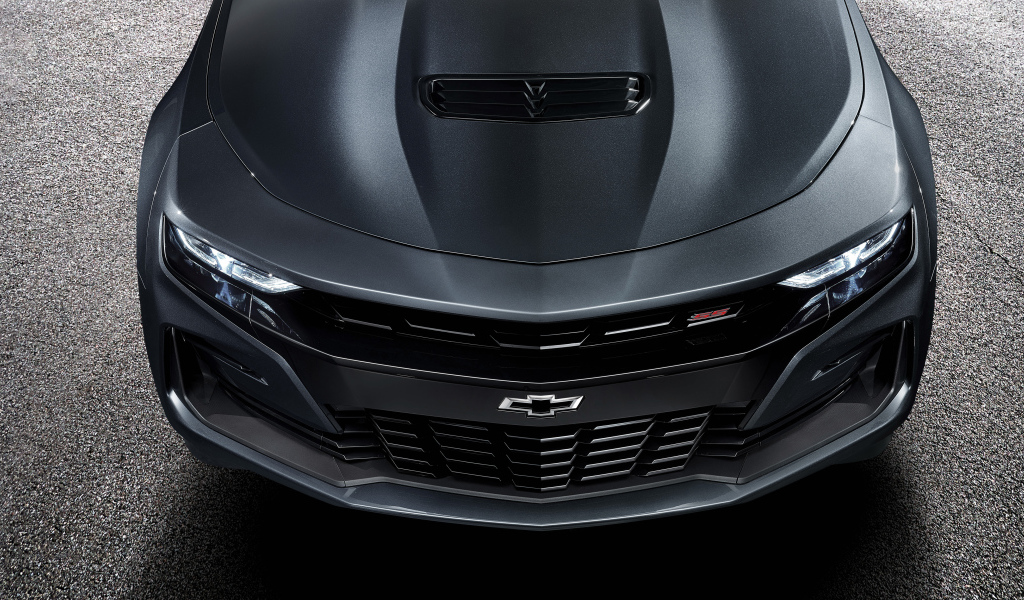 Передняя часть автомобиля Chevrolet Camaro SS 2019 года 