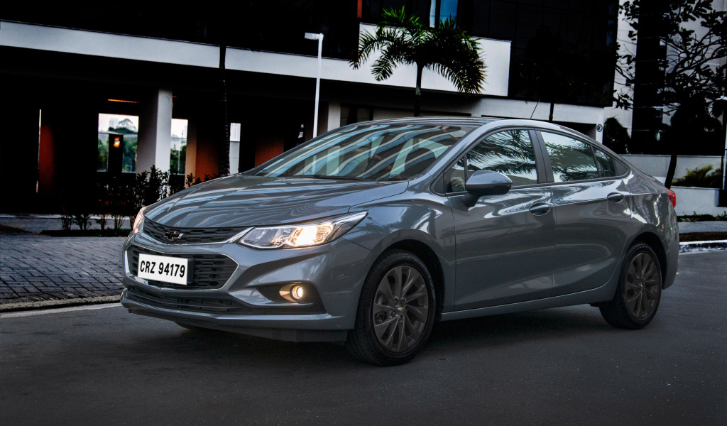 Серый автомобиль Chevrolet Cruze LT, 2018 года