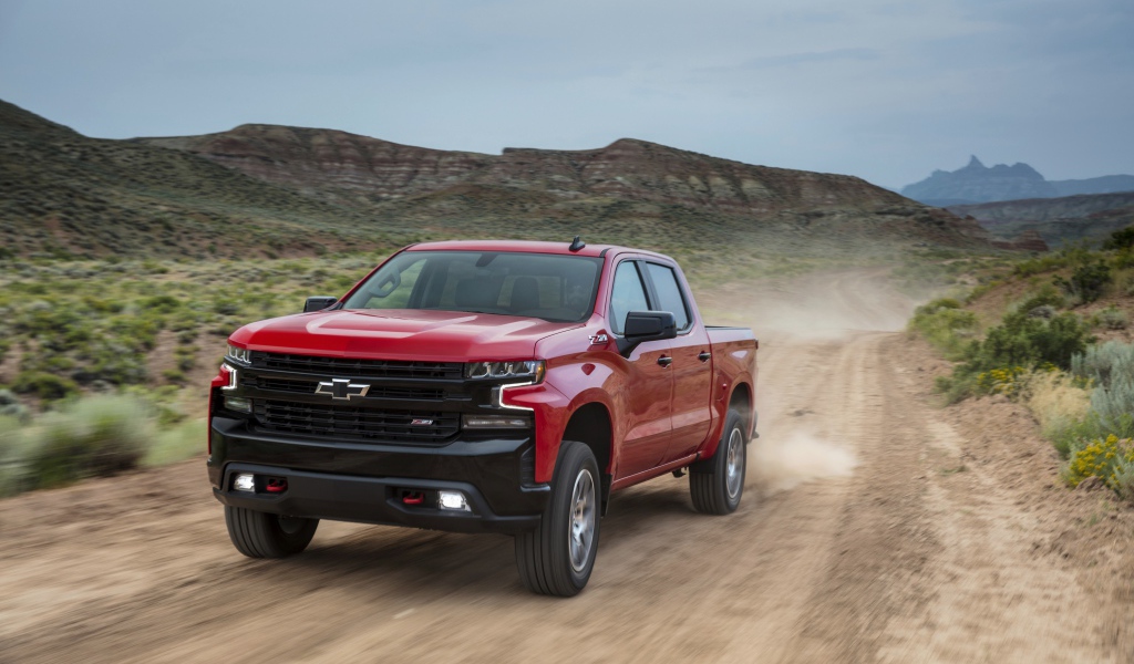 Красный пикап Chevrolet Silverado Z71 на бездорожье