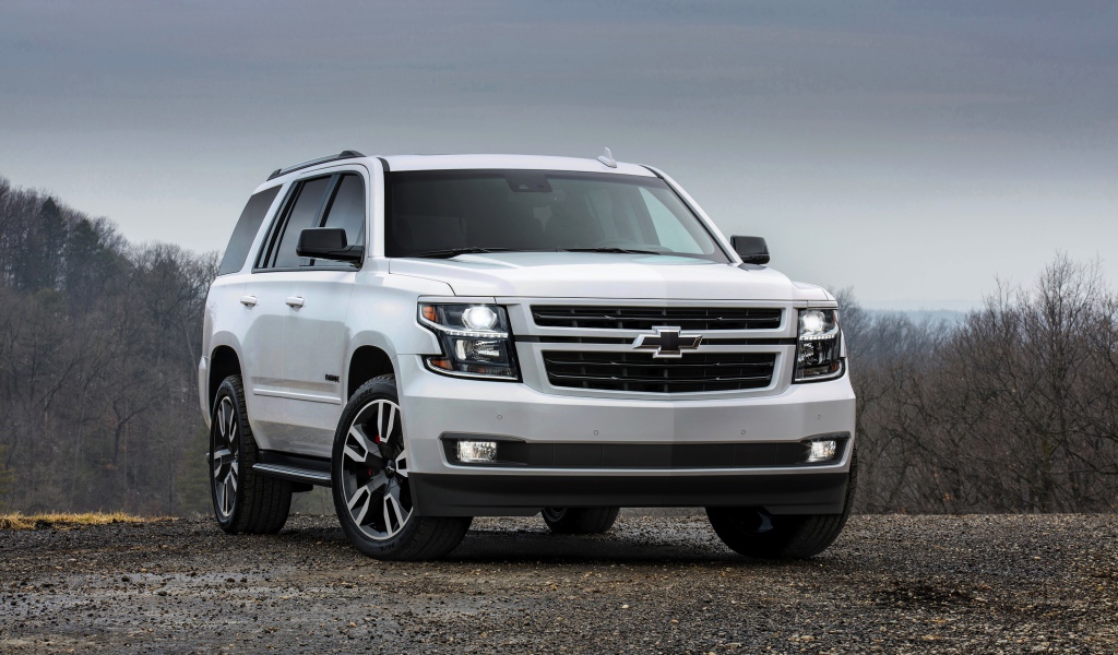 Белый внедорожник Chevrolet Tahoe