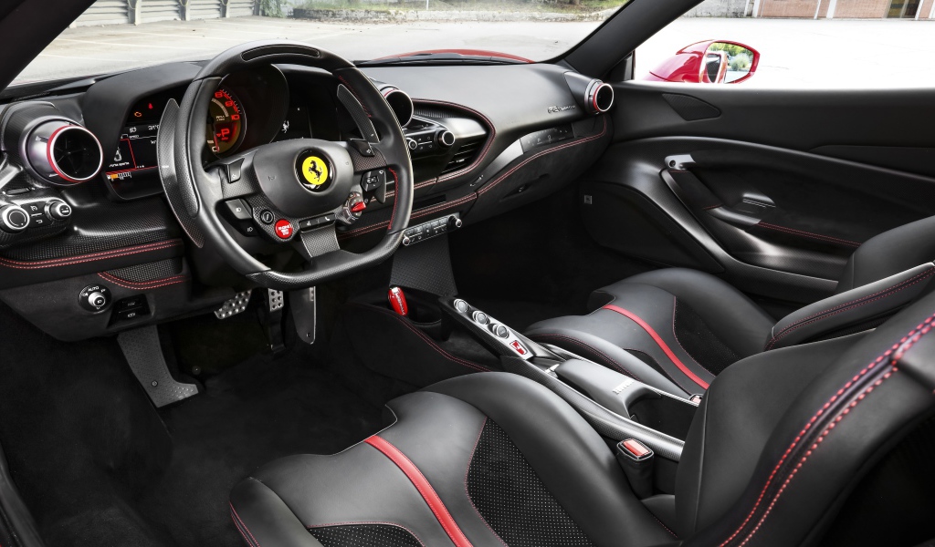 Черный кожаный салон автомобиля Ferrari F8 Tributo 2019 года