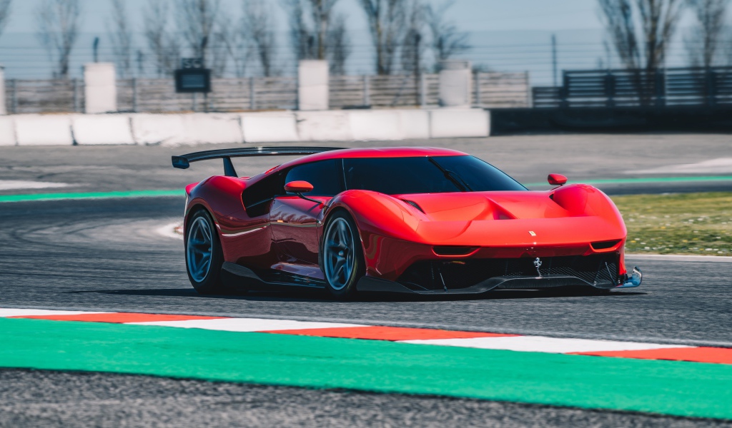 Красный спортивный Ferrari P80C 2019 года на гоночной трассе