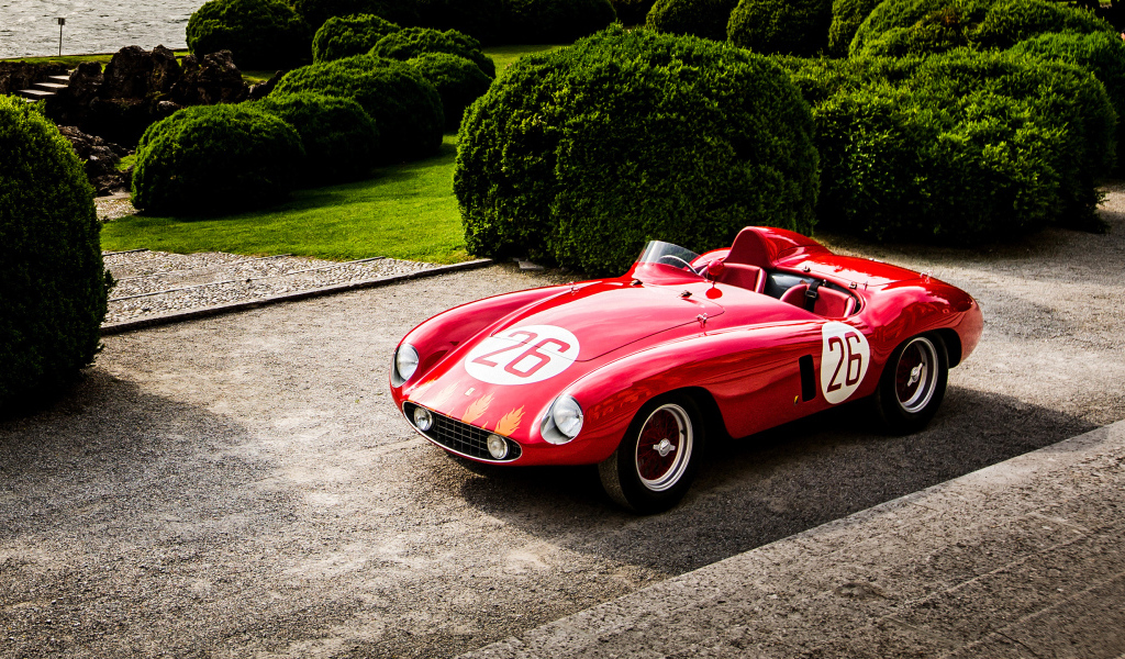 Красный спортивный ретро автомобиль Ferrari 500 Mondial Spyder