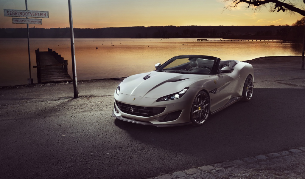 Серебристый кабриолет Ferrari Portofino 2019 года у воды