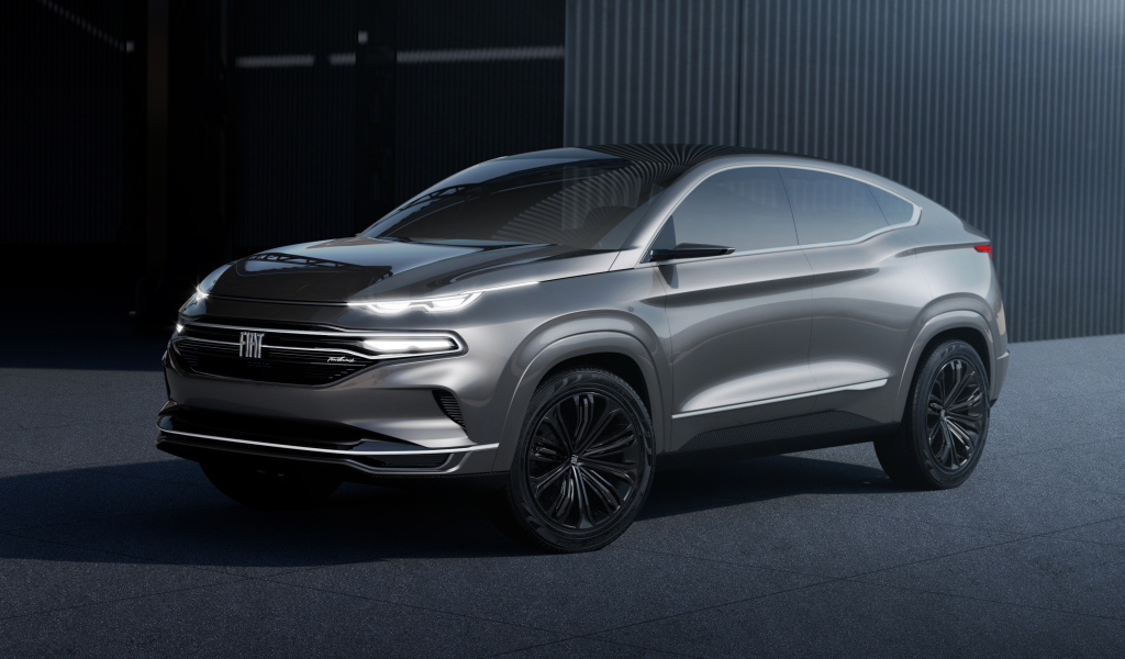 Серебристый внедорожник Fiat Fastback 2019 года у гаража 