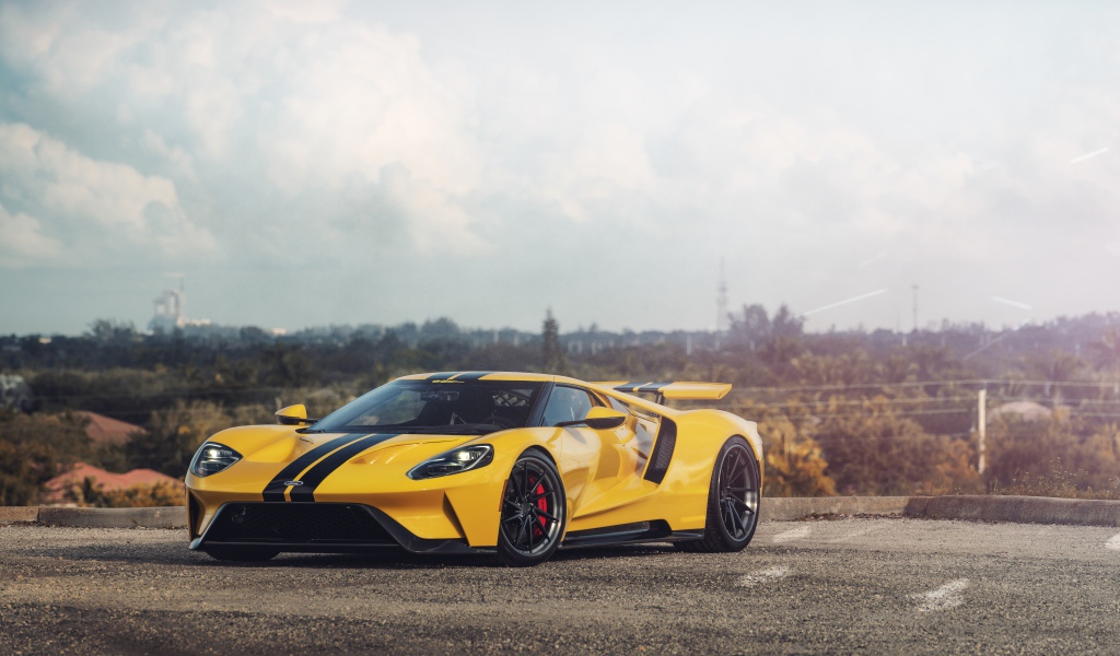 Спортивный желтый автомобиль Ford GT