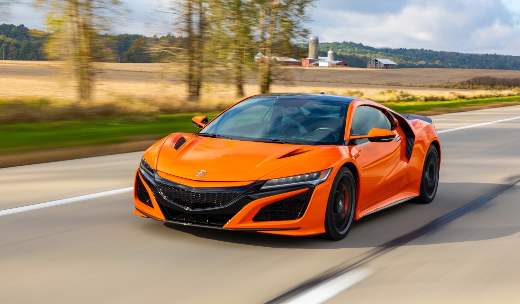 Оранжевый автомобиль Honda NSX на трассе