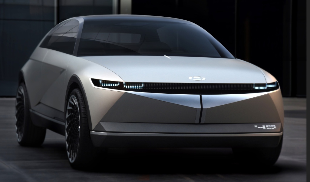 Серый автомобиль Hyundai 45 EV Concept 2019 года