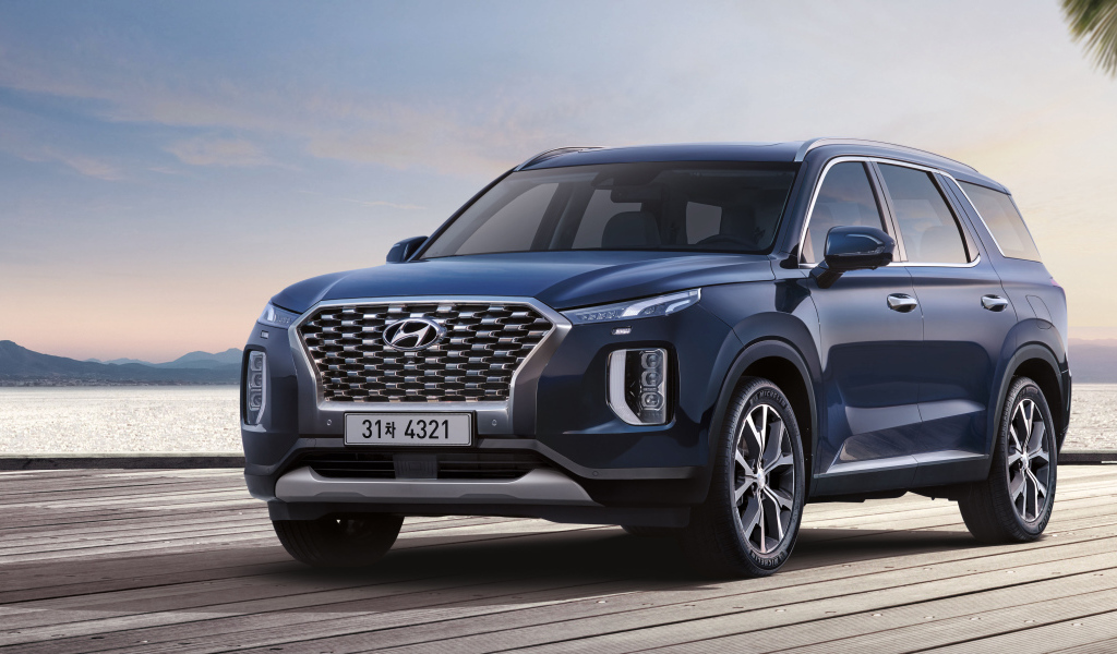 Синий автомобиль Hyundai Palisade 2020 года на мосту
