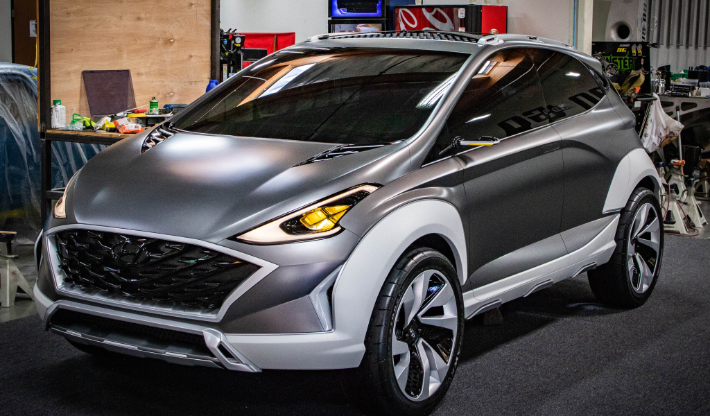 Серебристый мини автомобиль Hyundai SAGA EV