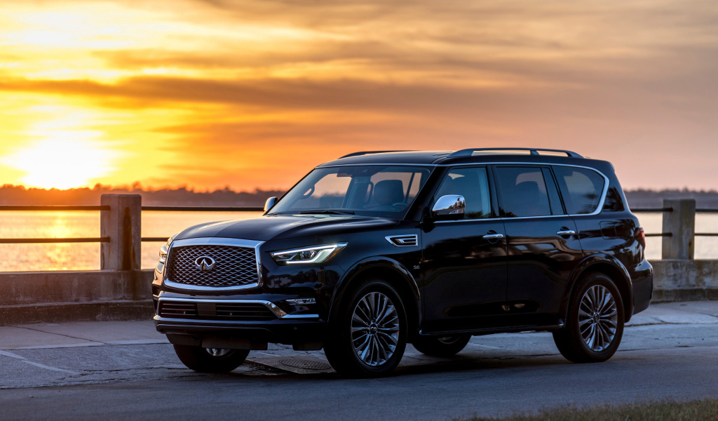 Черный внедорожник Infiniti QX80  на фоне заката 
