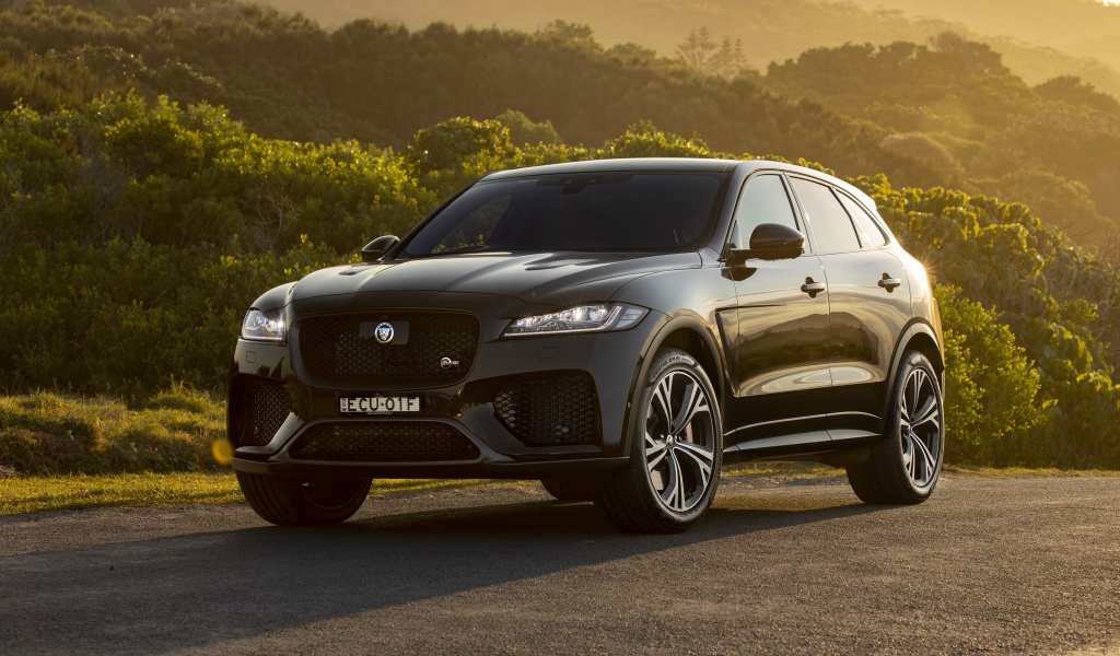 Черный автомобиль Jaguar F-Pace SVR 2019 года вид спереди 