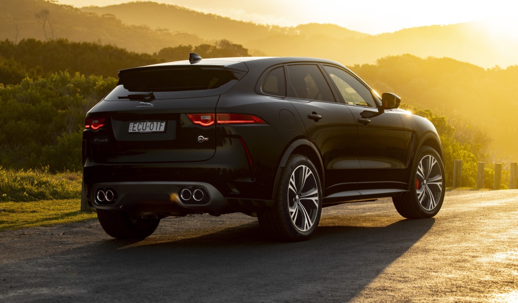 Черный стильный Jaguar F-Pace SVR 2019 года вид сзади