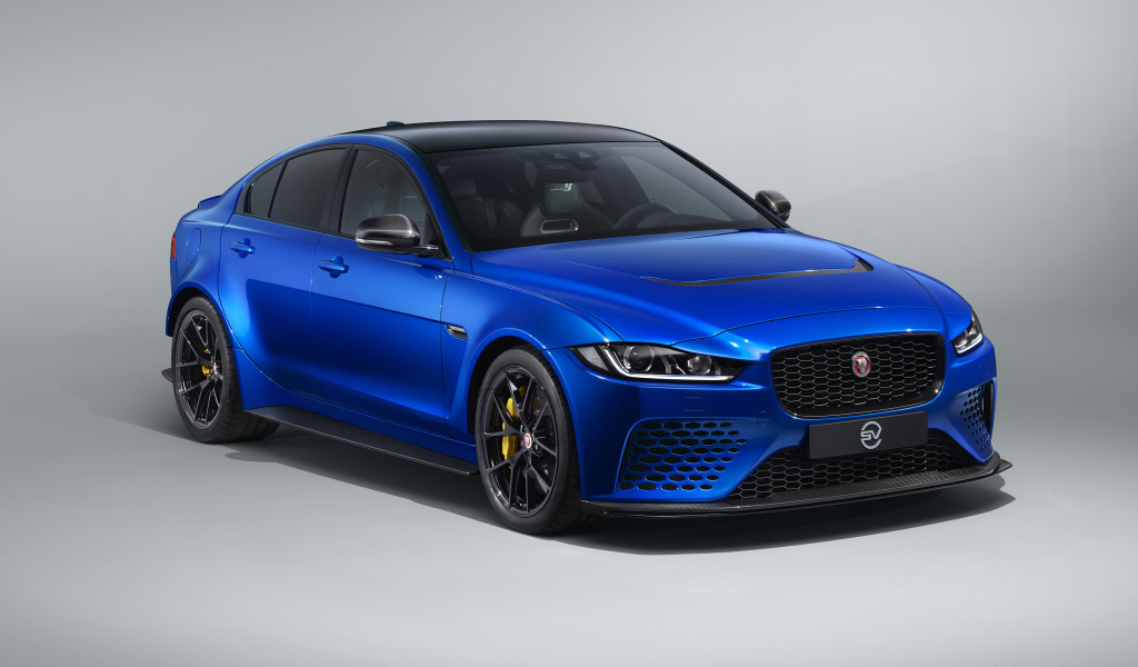 Синий автомобиль Jaguar XE SV Project 8 Touring, 2019 года на сером фоне