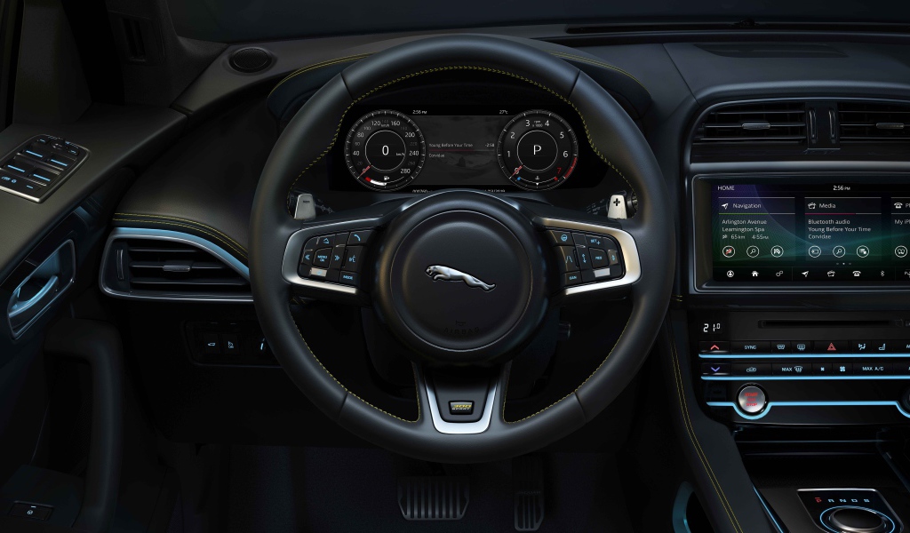 Кожаный руль автомобиля Jaguar F-Pace 300 Sport 2019 года