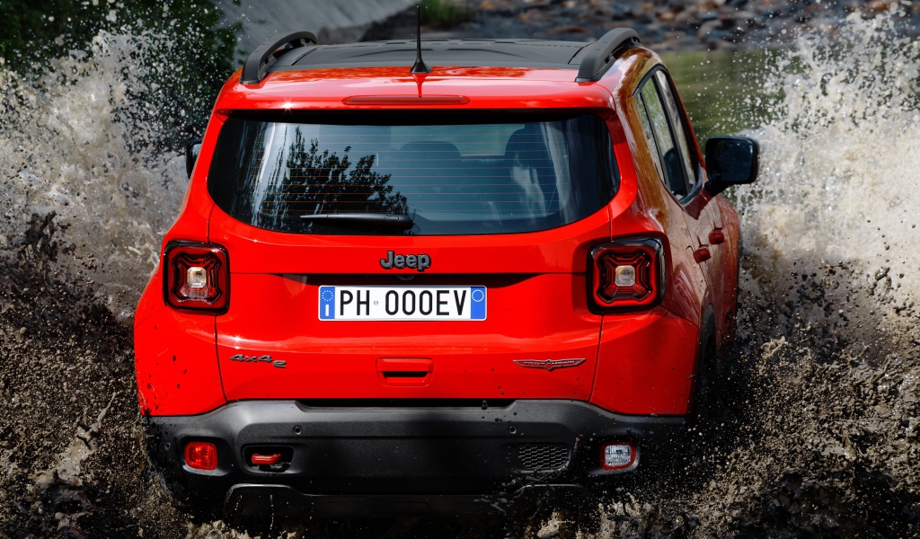 Красный Jeep Renegade Trailhawk Plug-In Hybrid, 2019 года едет по воде вид сзади