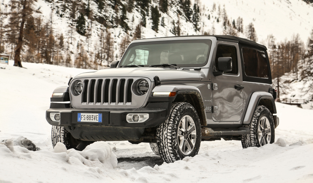Черный Jeep Wrangler Sahara 2019 года на снегу