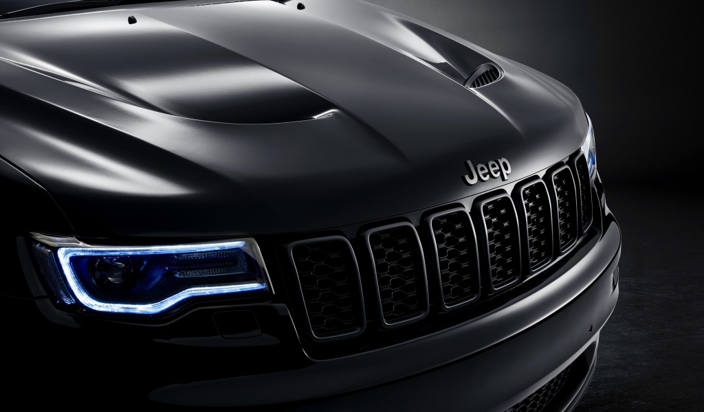 Фары и фирменный знак автомобиля Jeep Grand Cherokee S Limited 2019 года