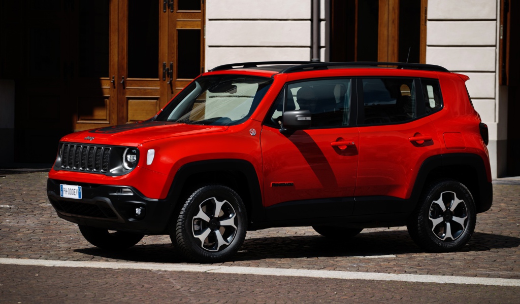 Красный Jeep Renegade Trailhawk Plug-In Hybrid, 2019 года у здания
