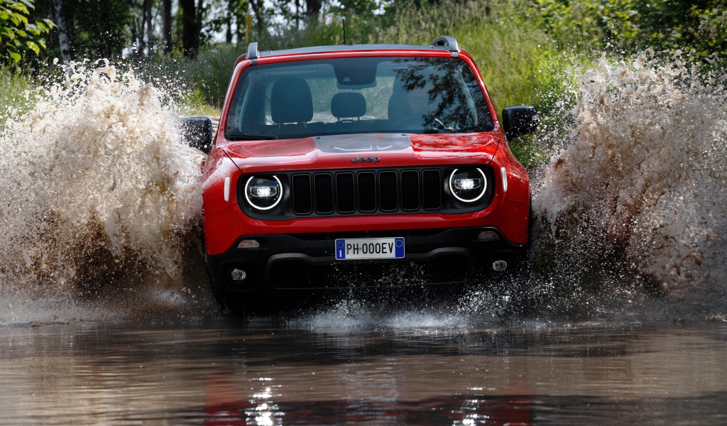 Внедорожник Jeep Renegade Trailhawk Plug-In Hybrid,  2019 года едет по воде