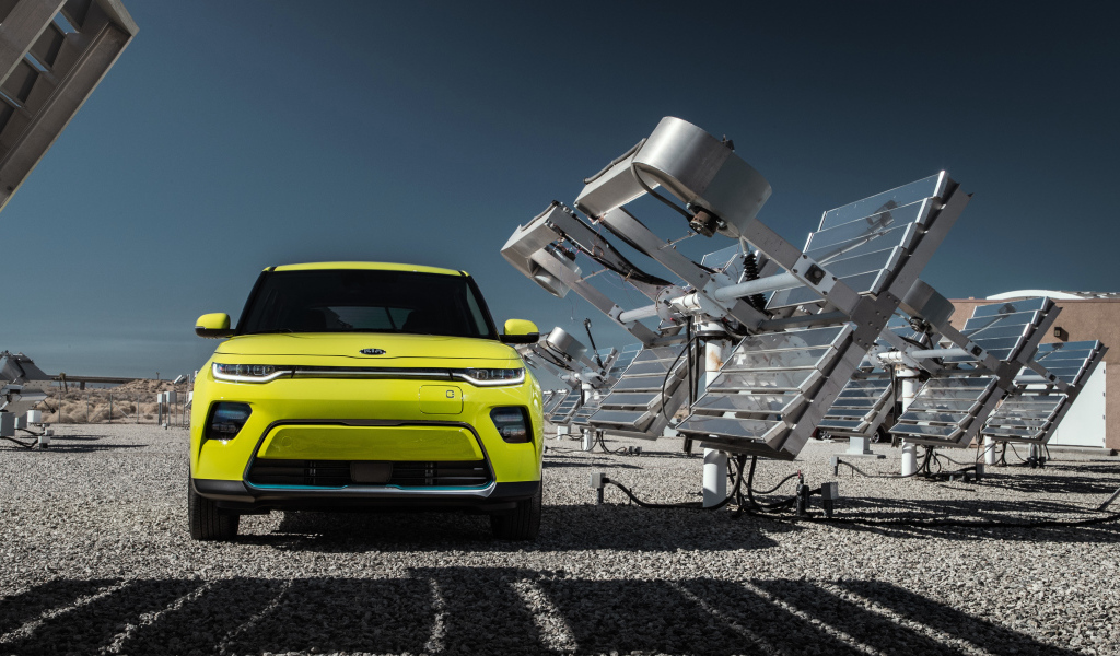 Автомобиль Kia Soul EV, 2020 года у солнечных батарей