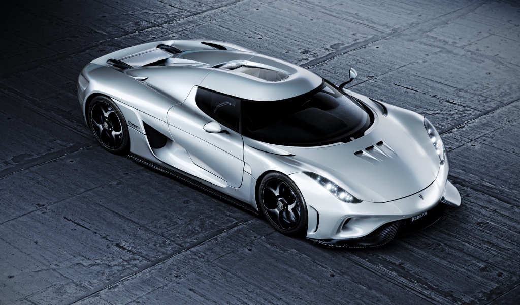 Серебристый автомобиль Koenigsegg Regera CGI 