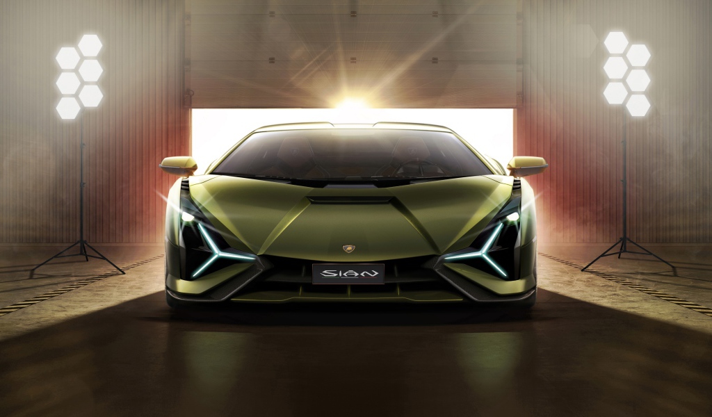 Автомобиль Lamborghini Sian 2019 года в свете софитов