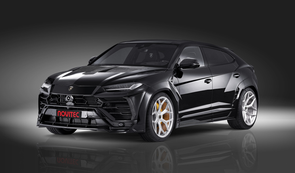 Черный  Lamborghini Urus Esteso 2019 года на сером фоне