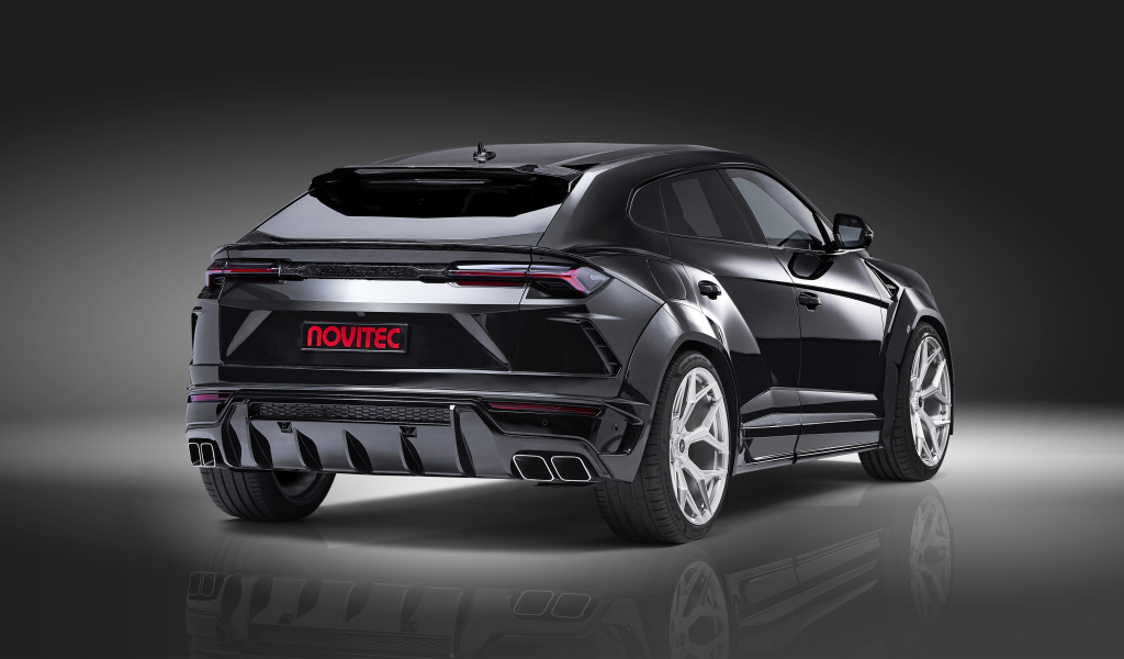 Черный Novitec Lamborghini Urus Esteso 2019 года вид сзади на сером фоне