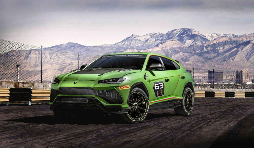 Зеленый внедорожник Lamborghini Urus ST-X Concept 2019 года на фоне гор