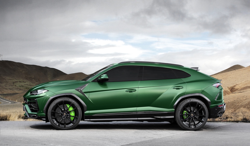 Зеленый автомобиль Lamborghini Urus вид сбоку
